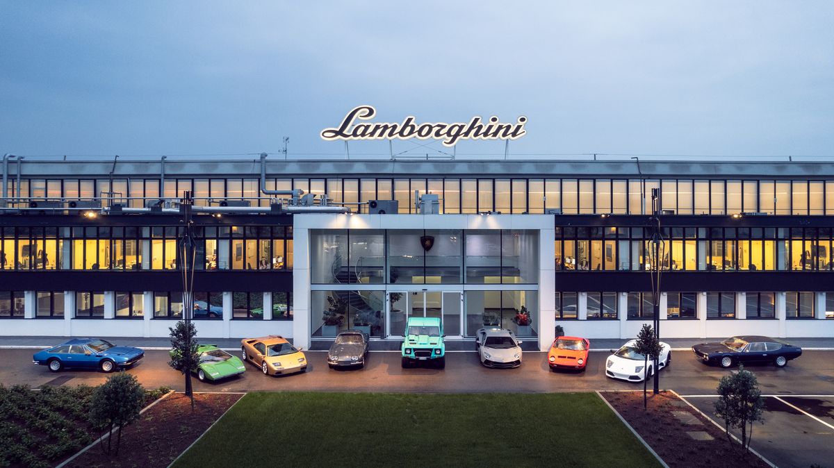 Slavná továrna Lamborghini na unikátních fotografiích. Jak se měnila v čase